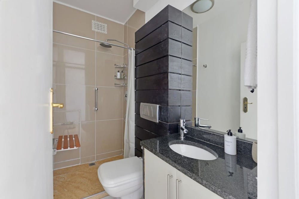 Top-floor 2-bed Beachfront Sunny Camps Bay Views