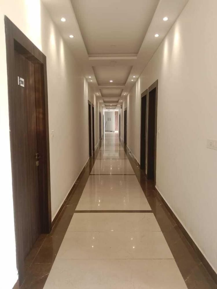 Hotel The Royal Crown