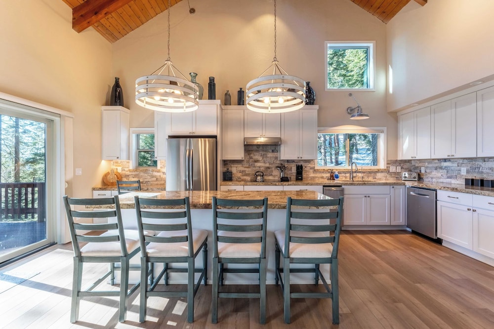 Views + Mins to Skiing, Lake, & Incline Village Incline Serenity by Avantstay