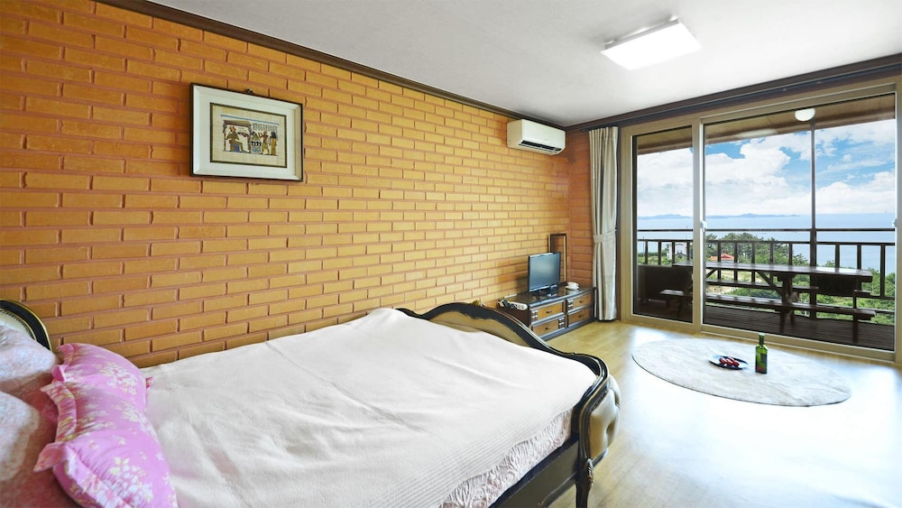 Yeosu Hwangto Pension