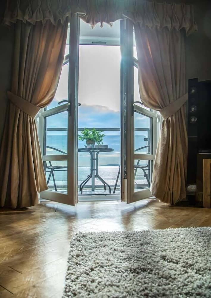 6 Mariners Point