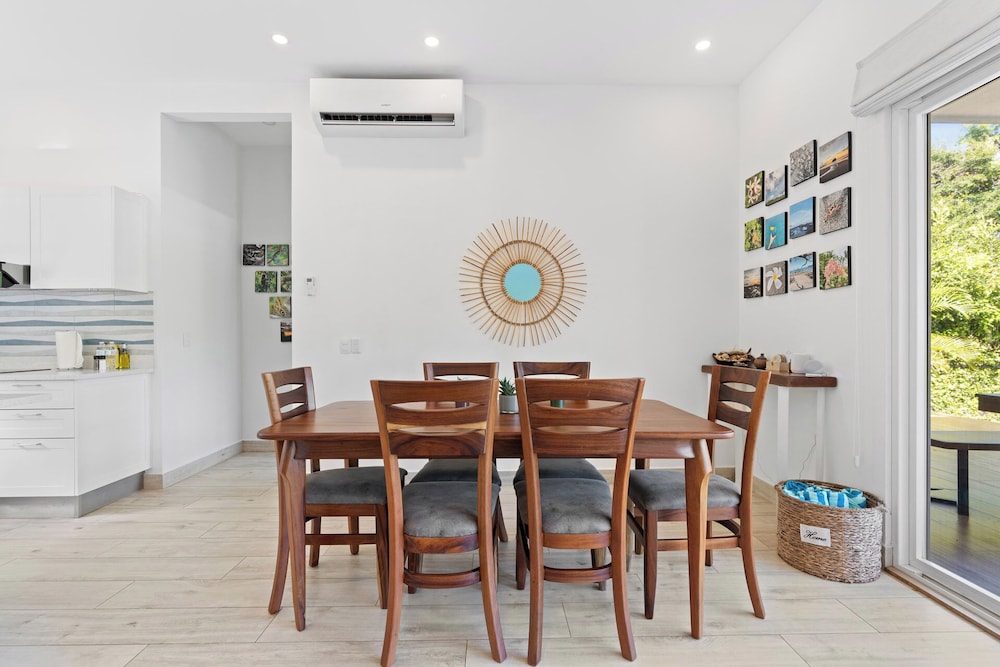 Luxurious Home with Bright, Modern Design and Private Infinity Pool in High-End Community