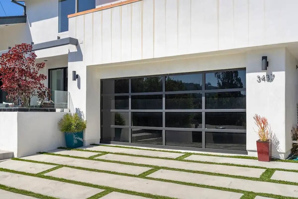 Troy Dr - Sleek & Modern Hollywood Hills Home With Stunning Views
