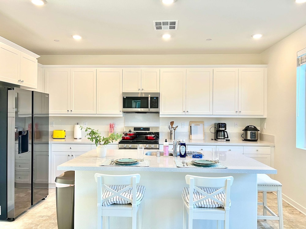 Sunny Stylish Near LA 4BR Home w Desks Lounge