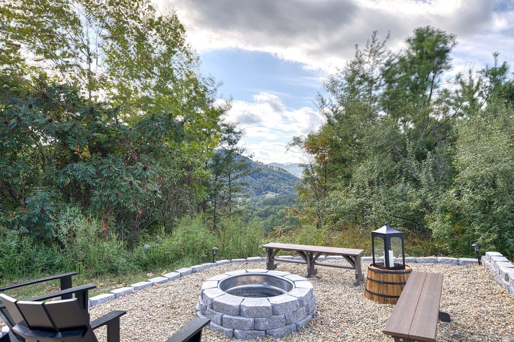 Cabin w Amazing Views Theater Firepit Hot Tub