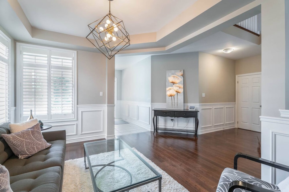 Stylish 4BR Oasis Peaceful Mississauga Location