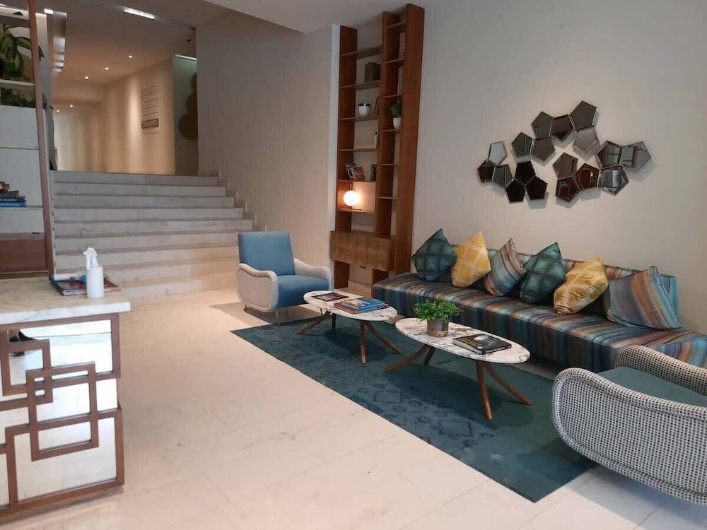 1 Br. Steps From the Beach Roof W/ocean View