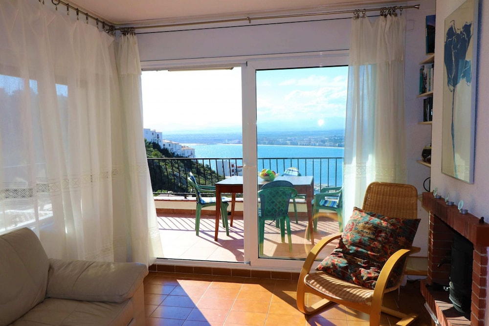 Apartment in Roses Near Beach