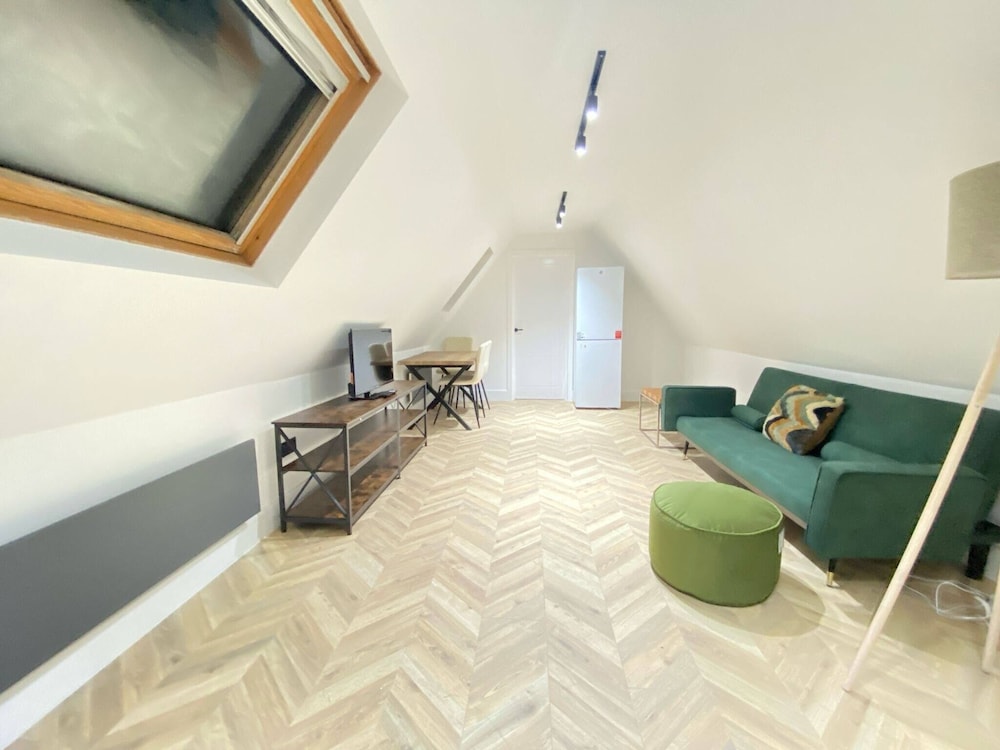 Dippen Hall Signature Apartment - Minutes From LGW