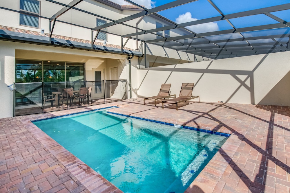 4bed 3Ba Home With Pool at Windsor - Image 2