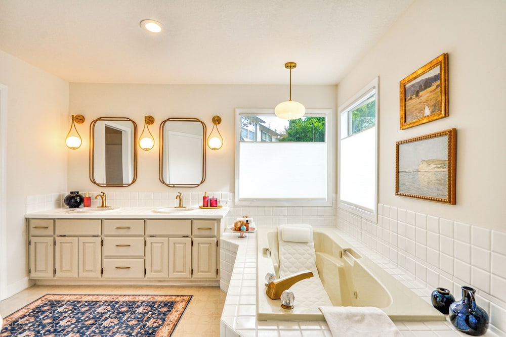 Near Shops & Cafes: Beaverton Haven w/ Luxe Decor!