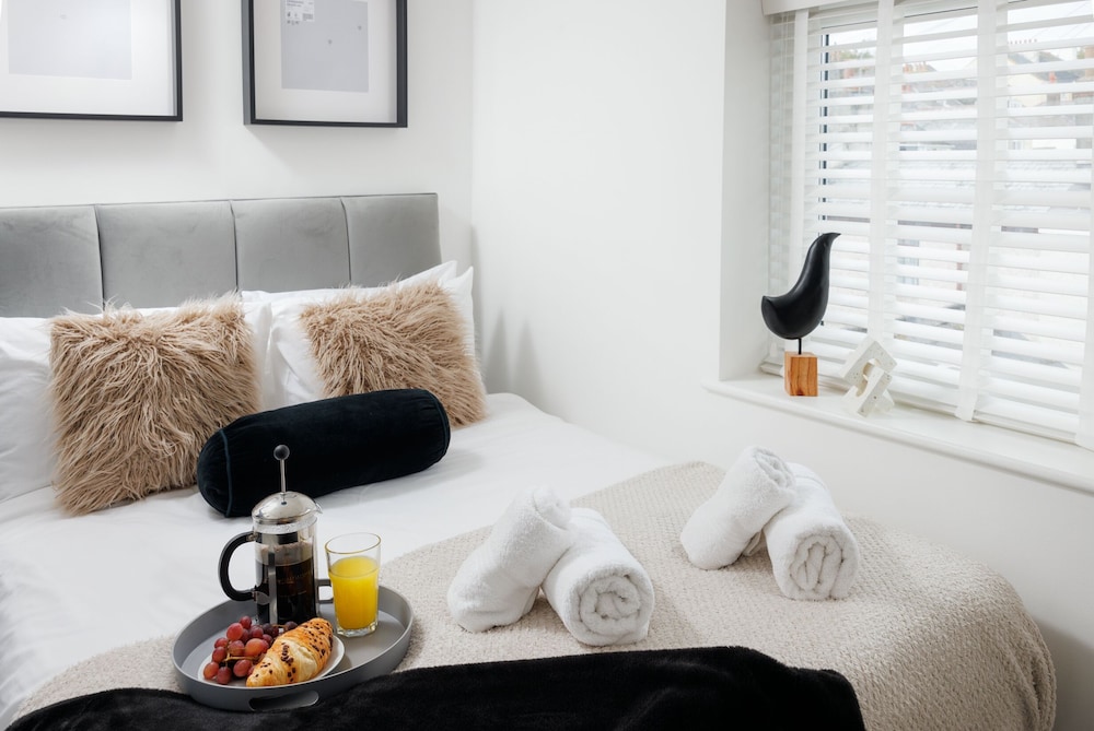 Modern 3 Bed Apartment - Parking view 5
