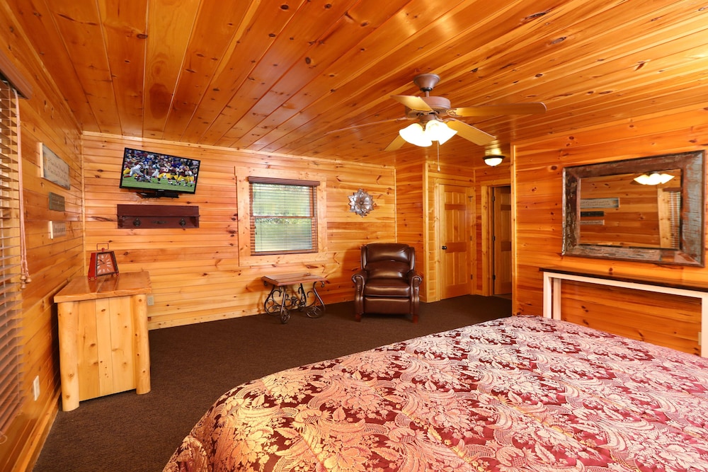 Smoky Bear Manor - Five Bedroom Cabin view 3