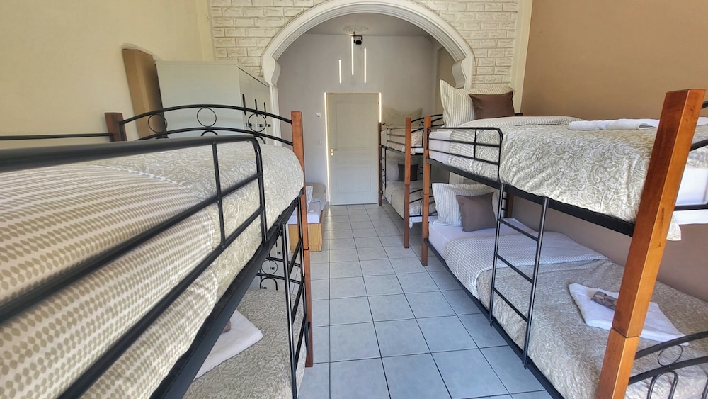 4-bedroom Athens Smart Stay - Base Rate - Extra Customisable