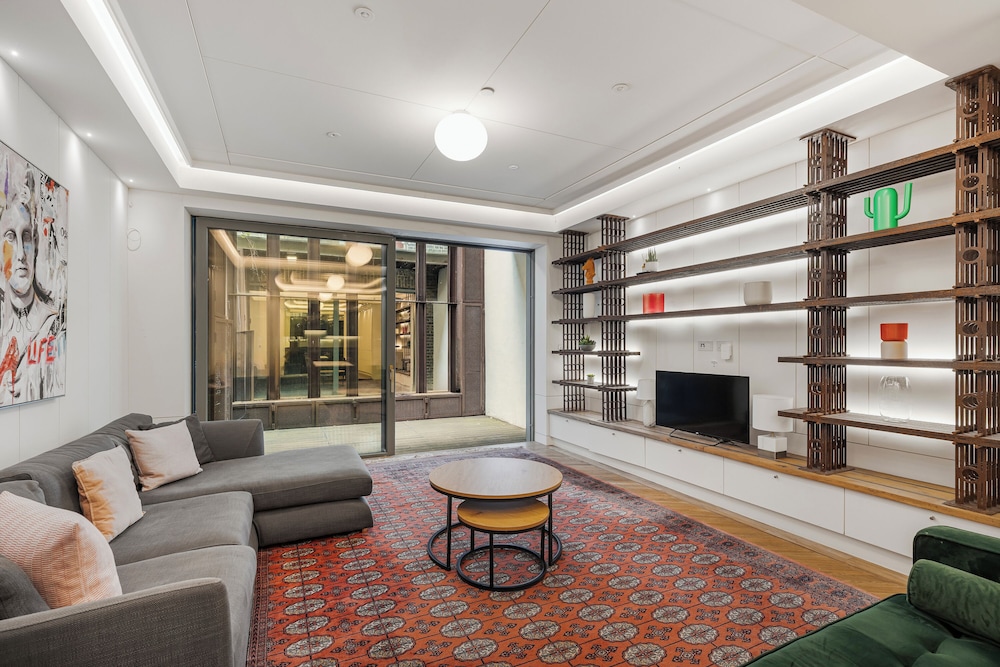 Spacious 5 Bdrm Townhouse in Camden