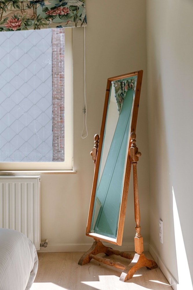 Huswell - Modern Family Flat Steps From the sea