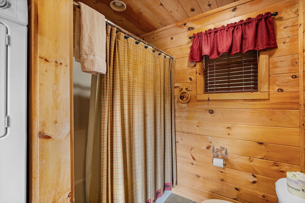 Caught Ya Peek'n 1 Bedroom Cabin by RedAwning