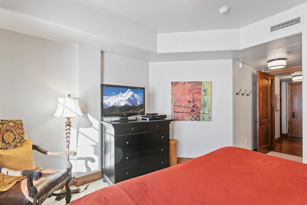 Grand Lodge - 3 Bedroom Deluxe #304 - Ski-in/out 3 Condo