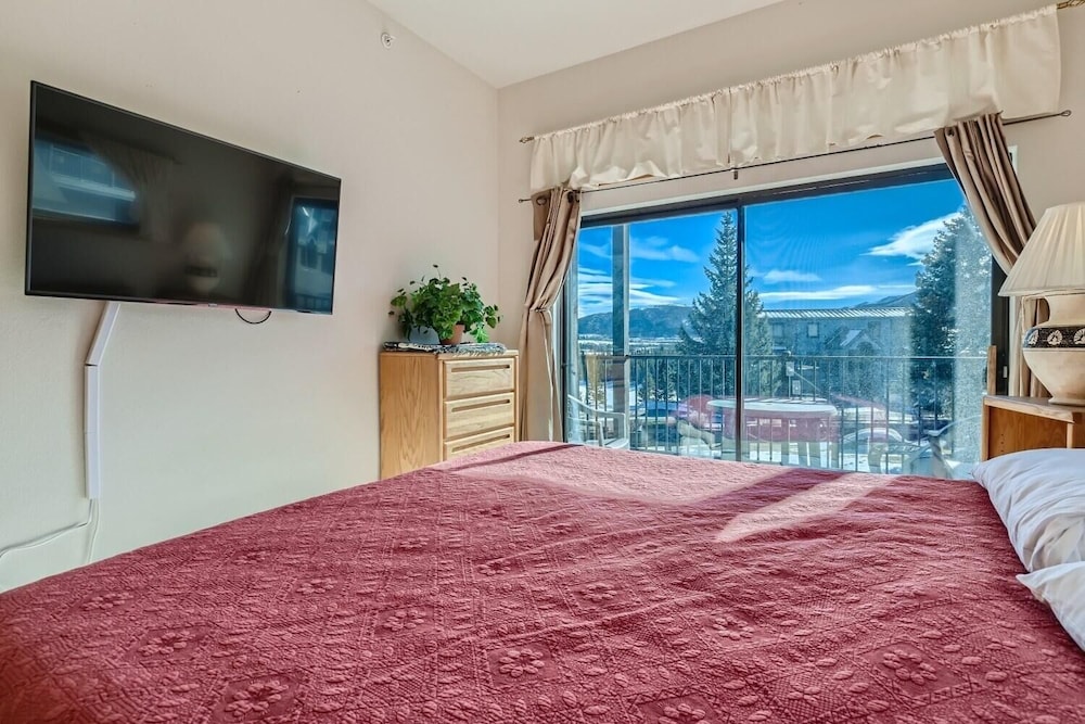 Lake Forest 201f 2 Bedroom Condo by RedAwning