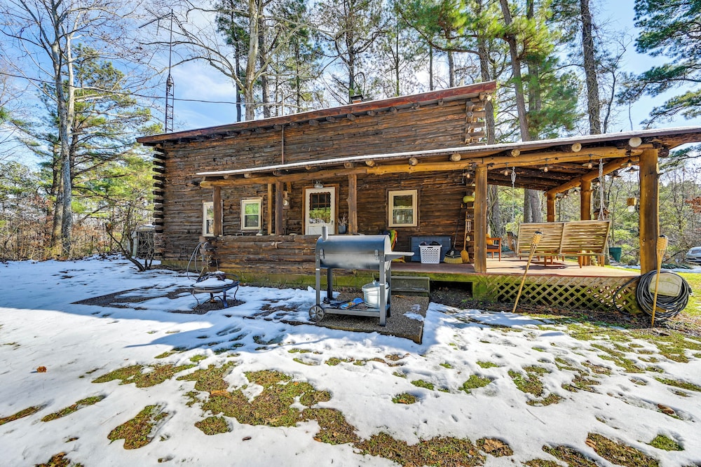 Log Cabin Retreat in Kentucky: Fire Pit & Grill!
