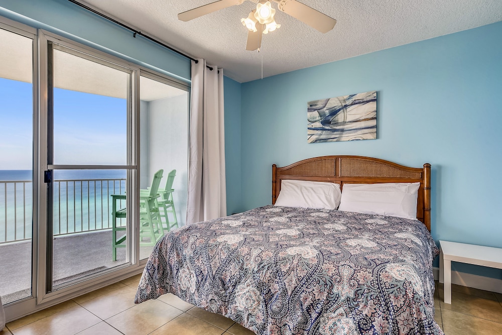 Twin Palms by Book That Condo