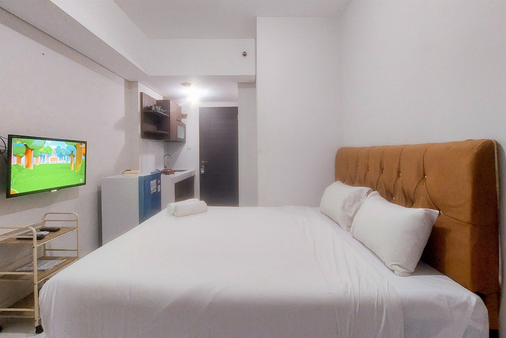 Chic And Cozy Studio Apartment At Amazana Serpong