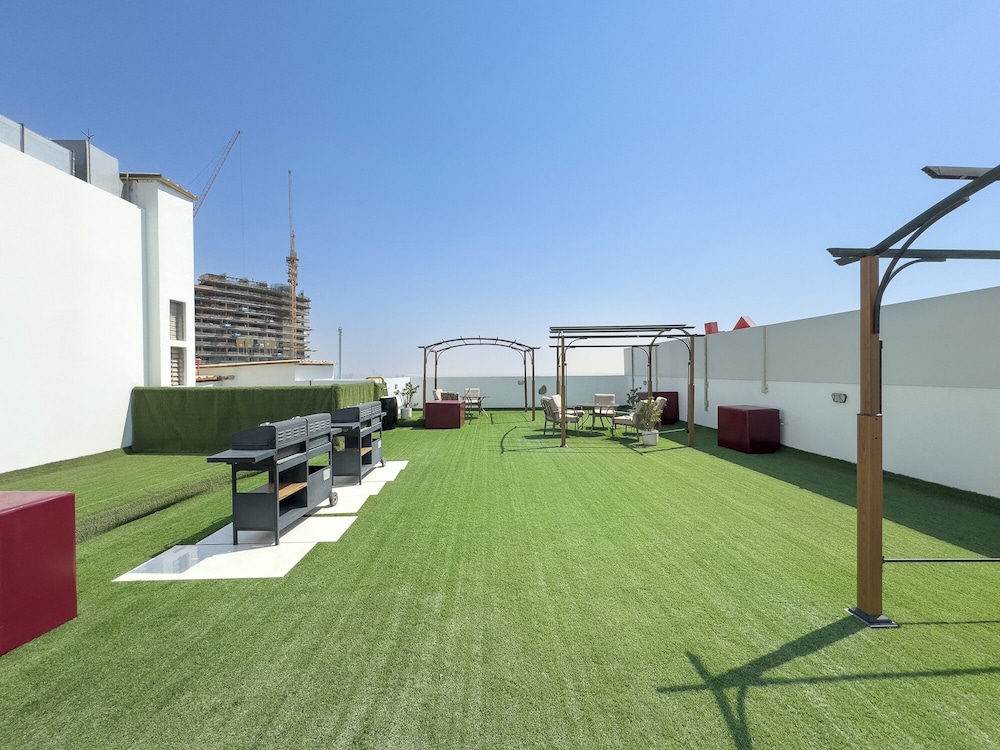 Vogue Opalz short Drive to Dubai Hills M