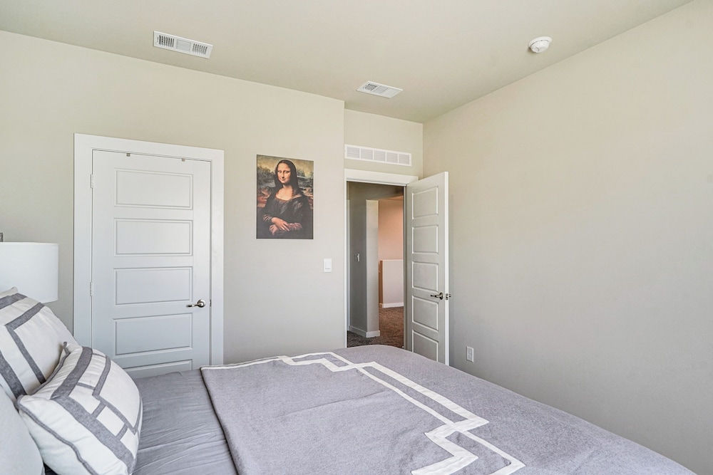 Spacious Family Home w/ Office in Midland-odessa!