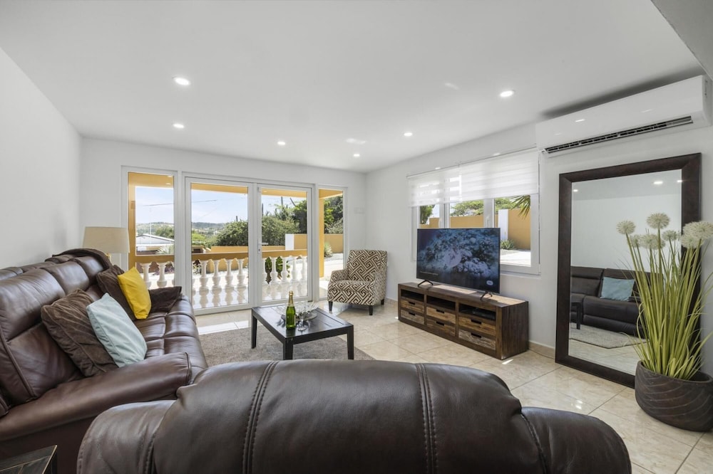 3BR Filled by Nature w Private Pool Ocean View