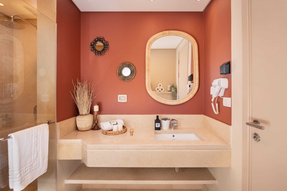 Xuru Stays I Exotic 1bdr w/ Outdoor Terrace Pool & Beach Access