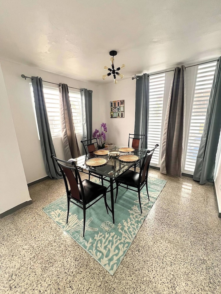 Stylish Remodeled 3BR w Yard Near Airport and Beaches