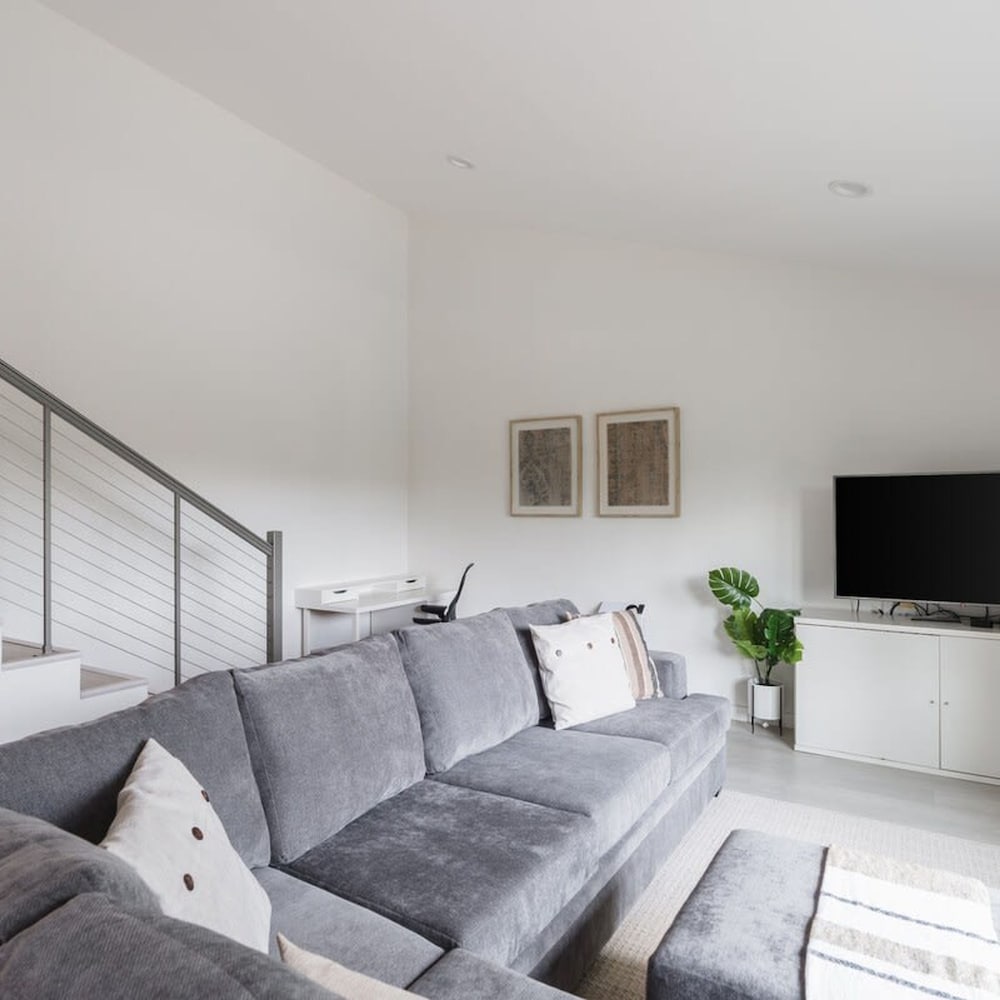 Spacious and Bright 5-bedroom Oasis Pool and Yard
