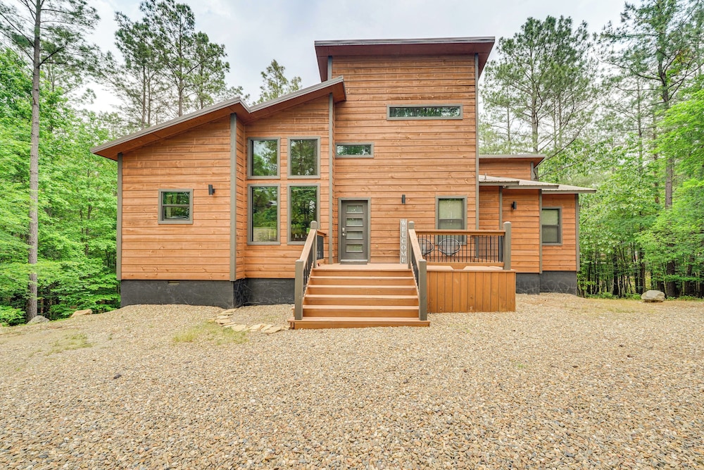 Modern, Luxe Cabin in Broken Bow w/ Hot Tub!