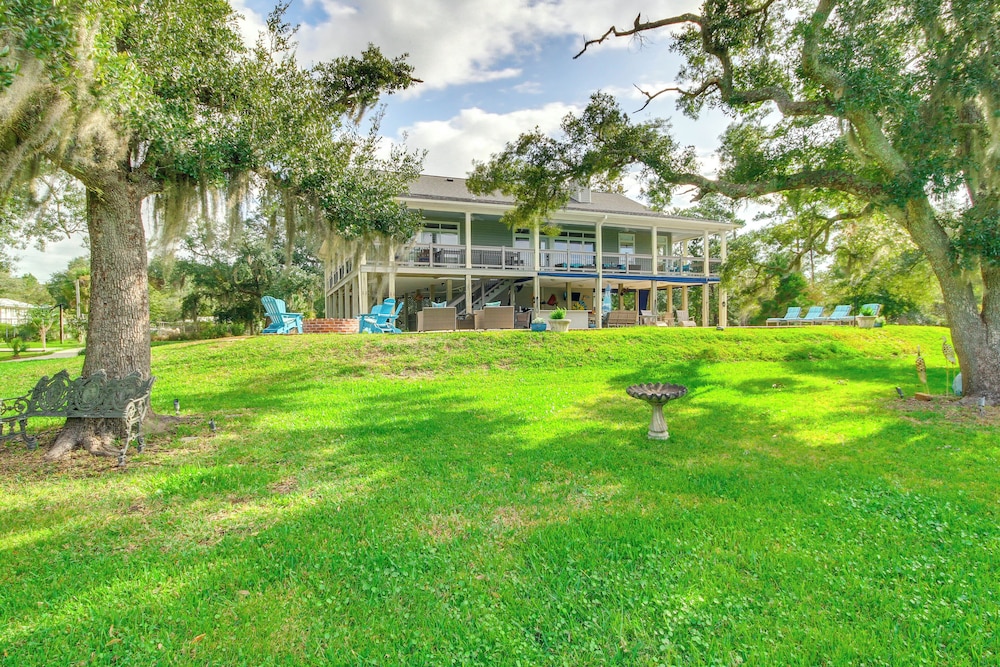 Pool, Fire Pit & Tennis Court: Gem in Bay St Louis