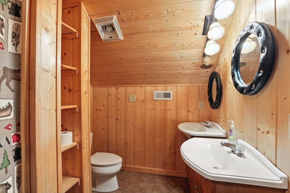 Secluded Mountain Retreat With Stunning Views 4 Bedroom Home