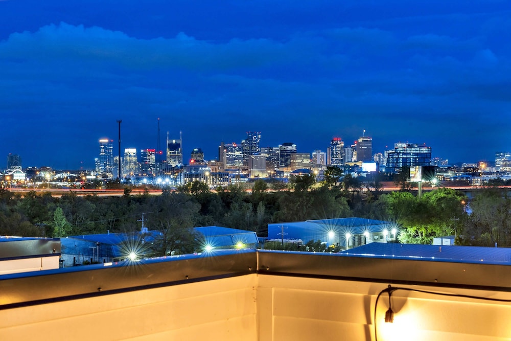 2 Hot Tubs Karaoke Game Room Downtown Nashville
