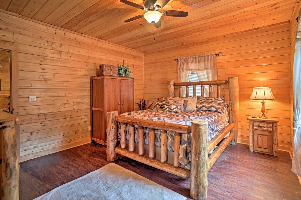 Creekside Cabin w/ Hot Tub in Gatlinburg!