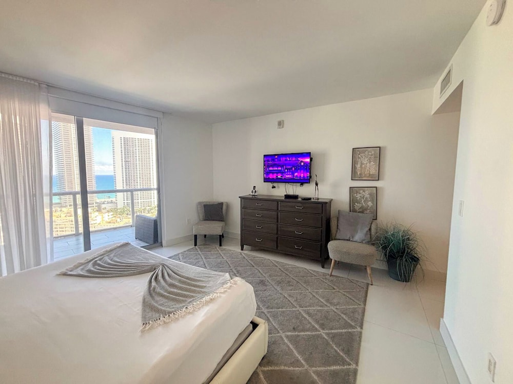 Luxury 3-BR Apartment with Stunning City