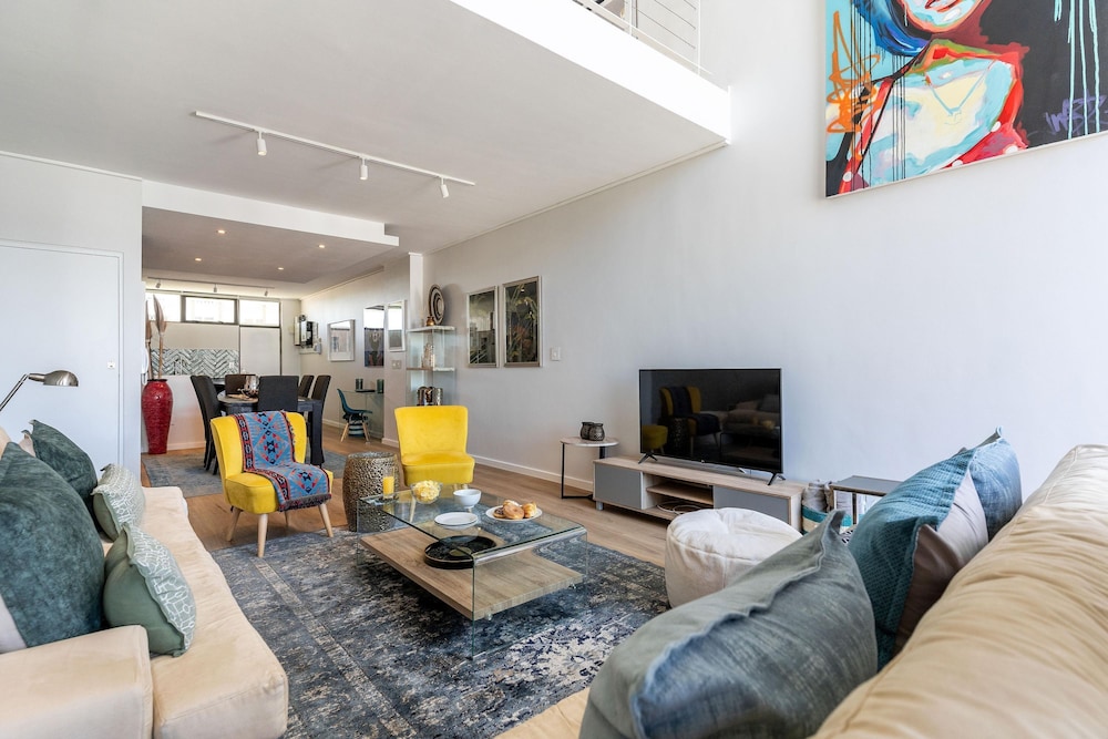 Urban Palette - Modern Artistic Green Point Apt