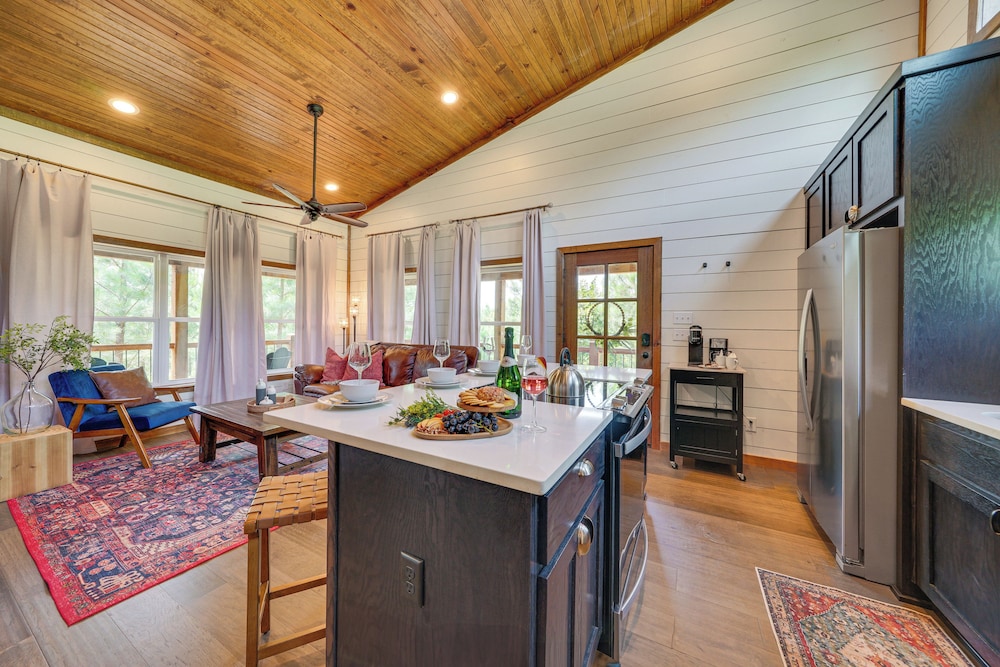 Tree-lined Broken Bow Studio Cabin w/ Hot Tub!
