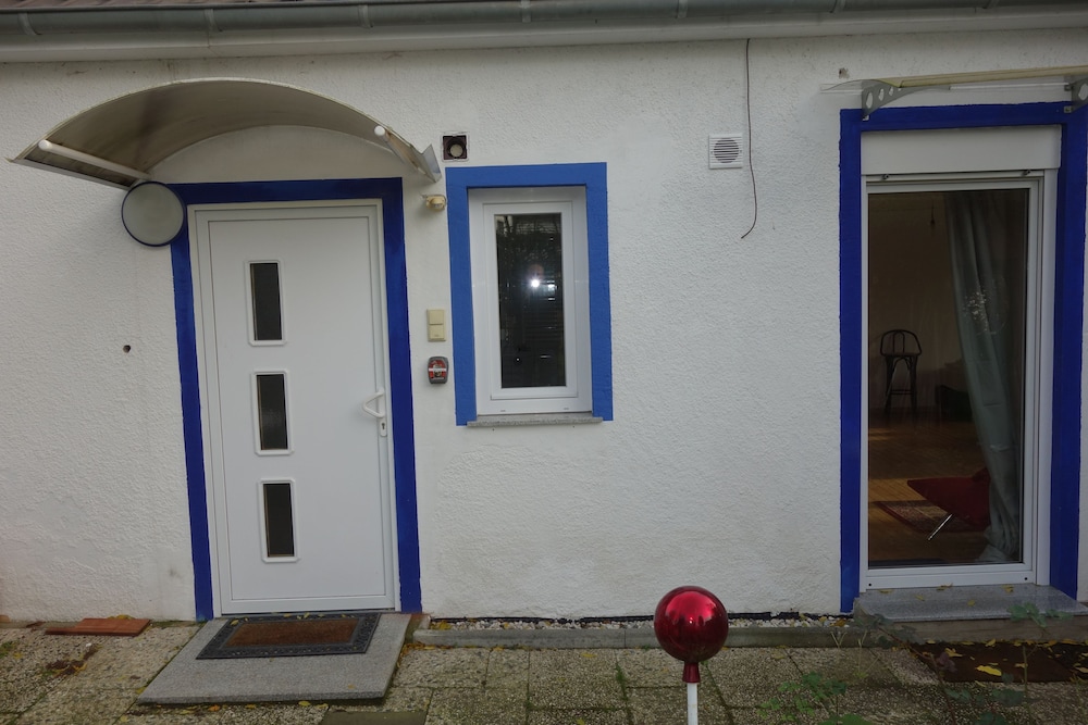 Tolstov-Hotels Large 3 Room Apartment with Garden