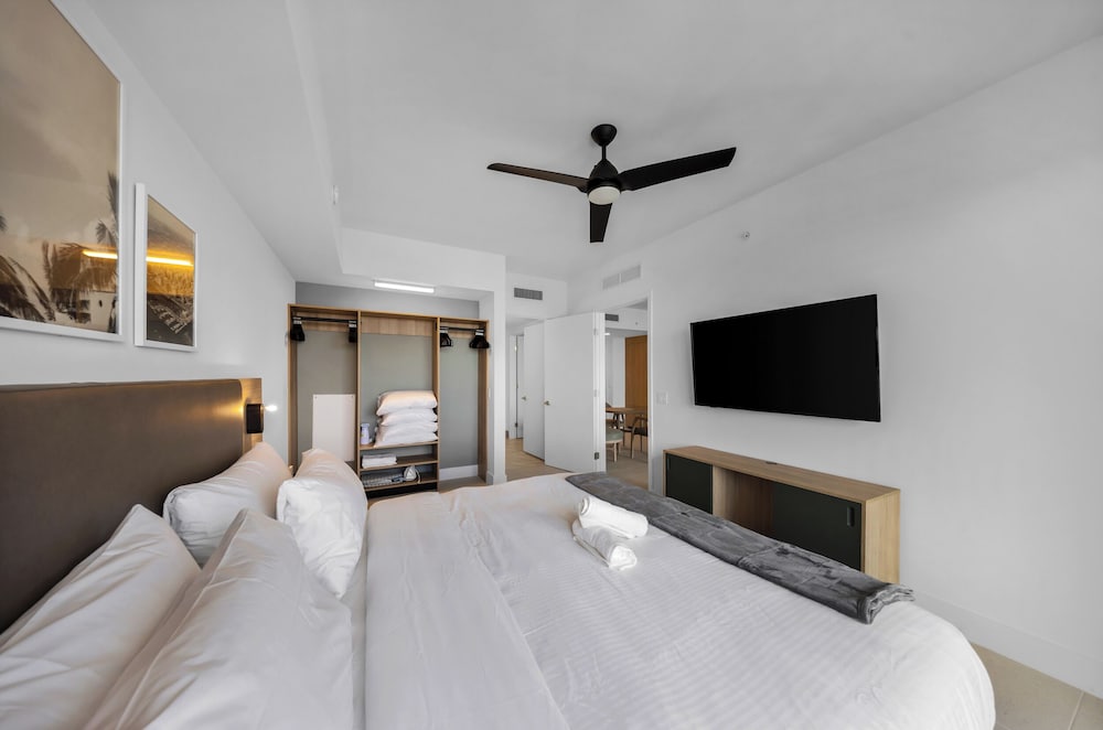 Skyline Retreat Chic 1-BR with City View