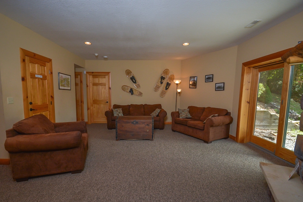 Cozy Bear Chalet view 5