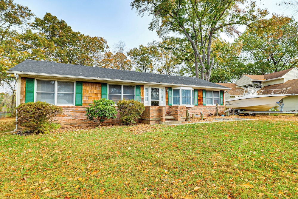 Screened Patio, Deck & Grill: Saint Inigoes Home!