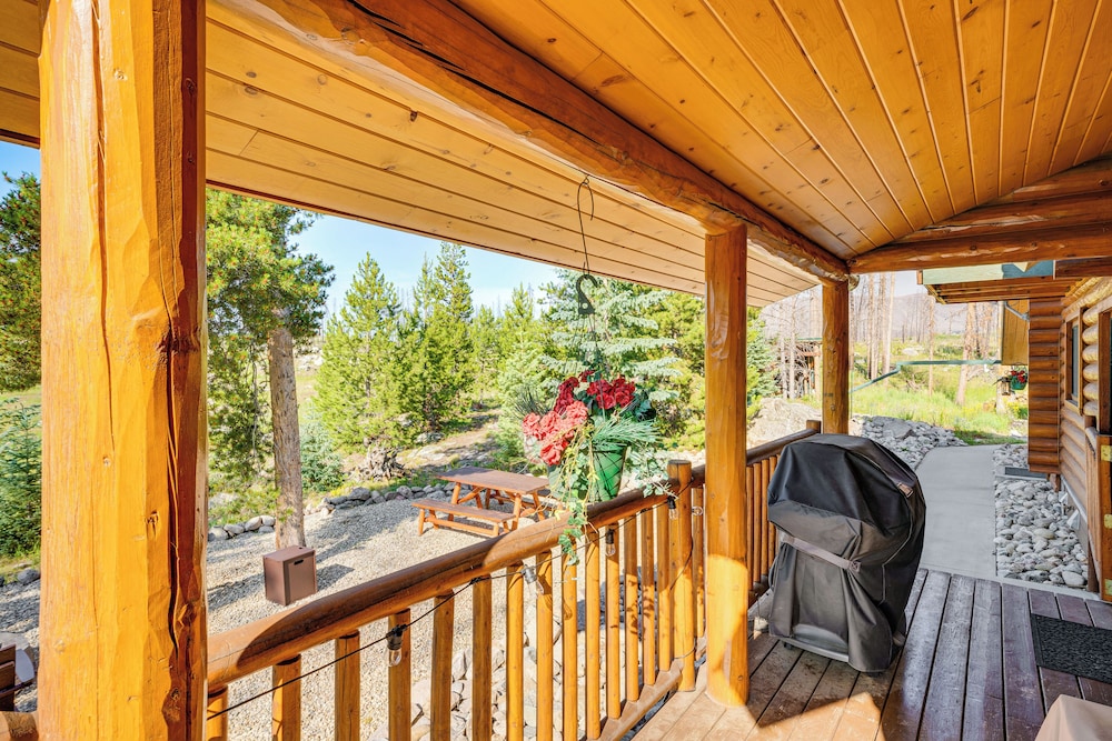 4 Mi to Rocky Mtn Nat'l Park: Cabin Near Town!