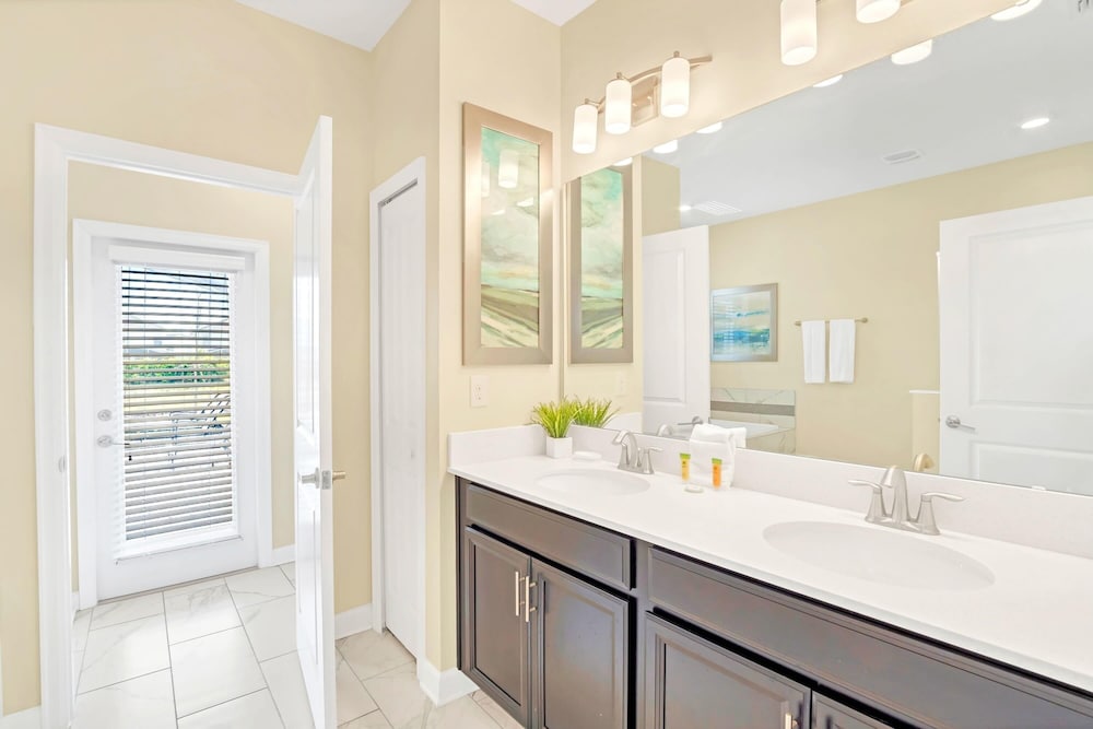 Upstay: Spacious Championsgate Home w Pool & Games