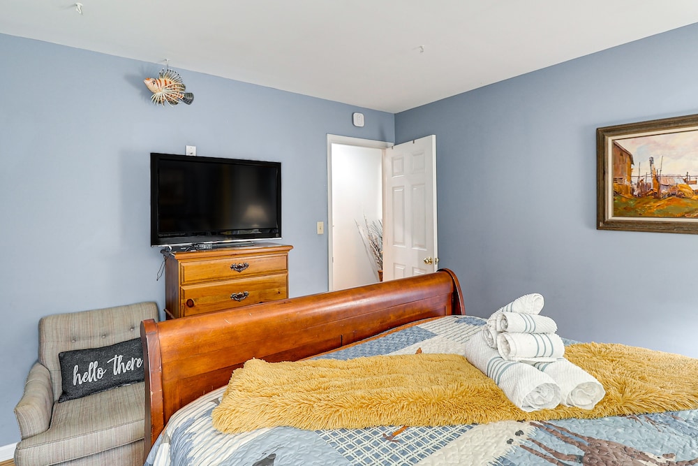 Spacious Trappe Getaway w/ Outdoor Pool & Gazebo! view 2