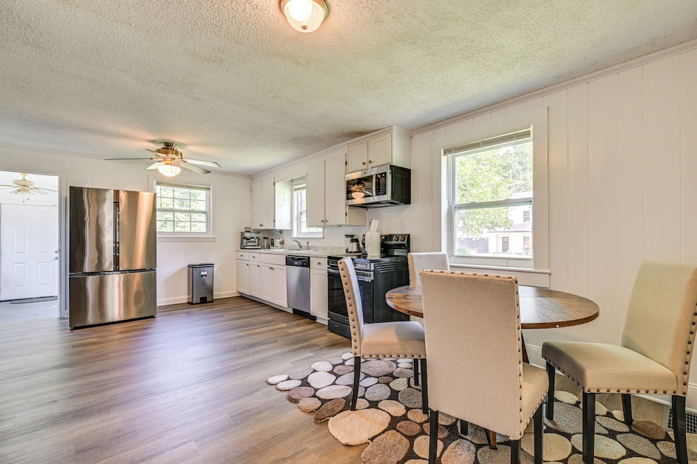 6 Mi to Dtwn: Charming Home w/ Yard in Charlotte