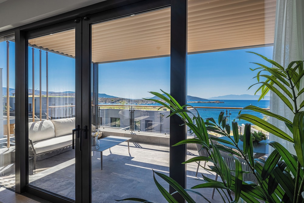 1-Bedroom Seafront Flat with Hotel Amenities