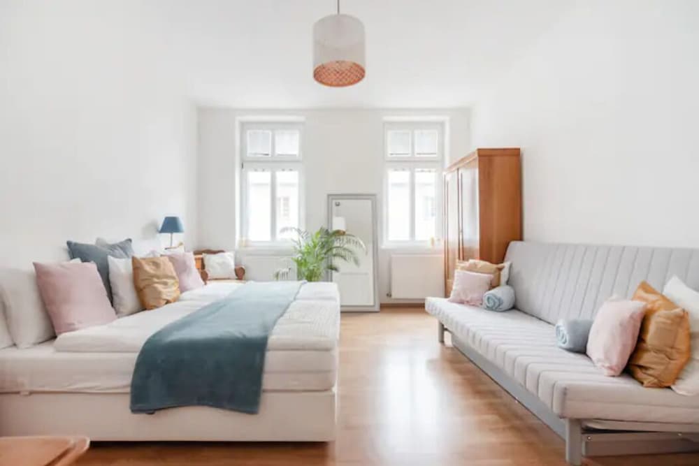 City Apartment - 5 min to Metro